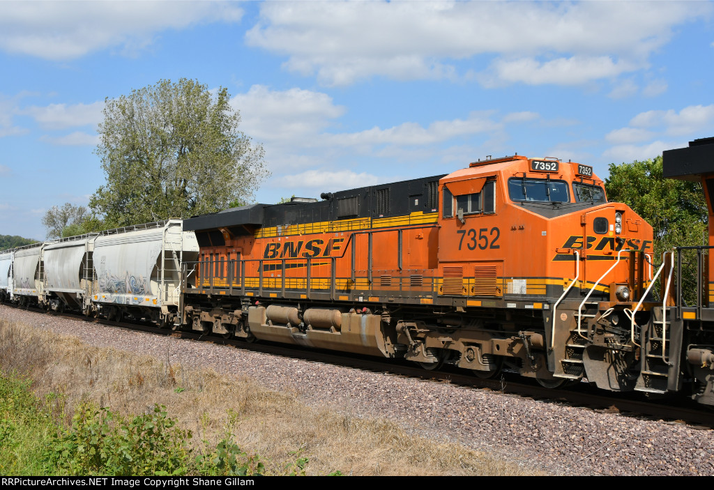 BNSF 7352 Roster shot.